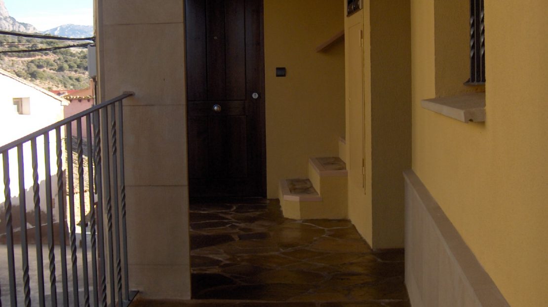 Apartamento en Agüero en venta en el centro de la población de esta bonita localidad de la provincia de Huesca, entorno rural con muchas posibilidades.