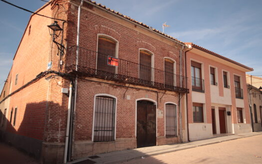 Casa de pueblo esquinera en Fresno el viejo